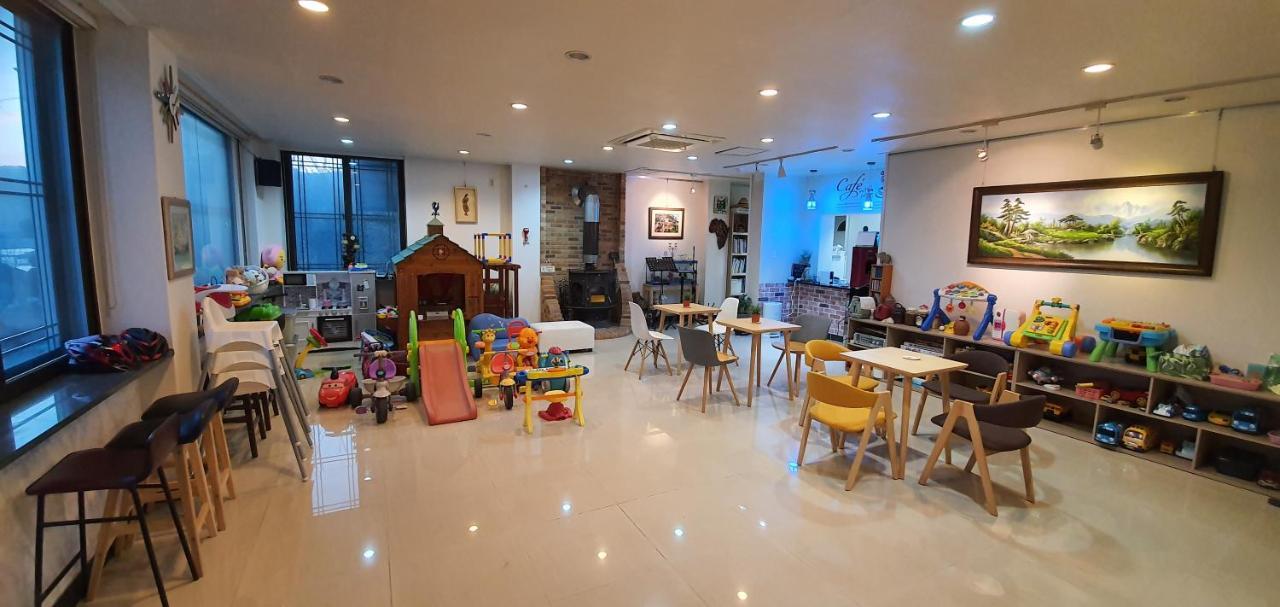 Forest Of Color Pension Hongcheon Extérieur photo